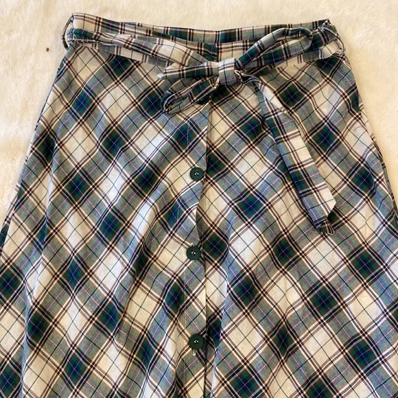 En créme plaid midi skirt. Button up. Size M - Picture 2 of 3